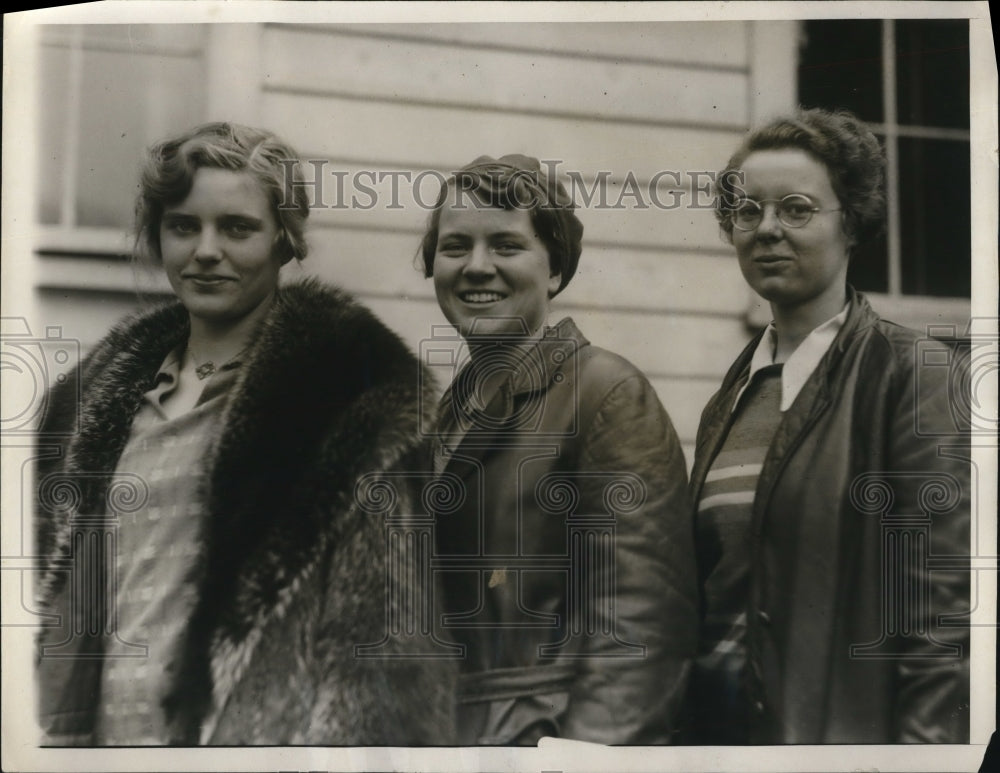 1929 Press Photo 3 of the student counselors at Wellesley College are Betty