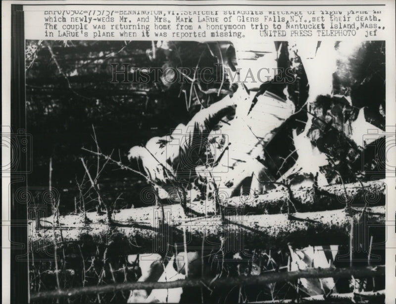 Load image into Gallery viewer, 1957 Press Photo Bennington VT Wreck of plane crash of Mr &amp; Mrs Mark LaRue
