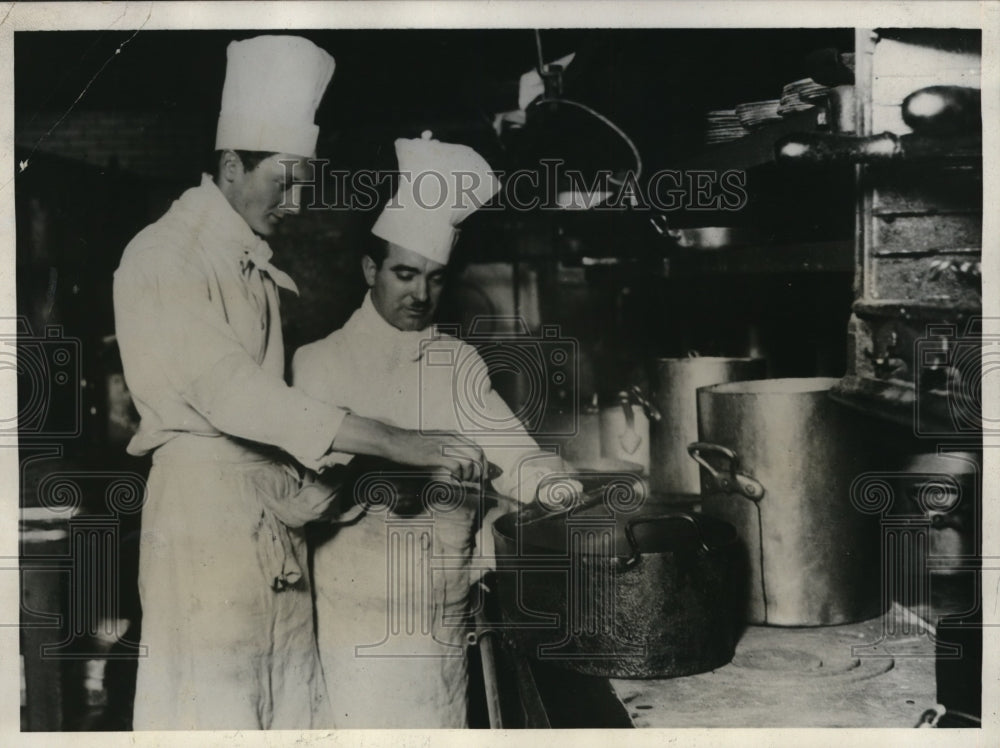 1931 Press Photo David Rhys Being a Chef in London