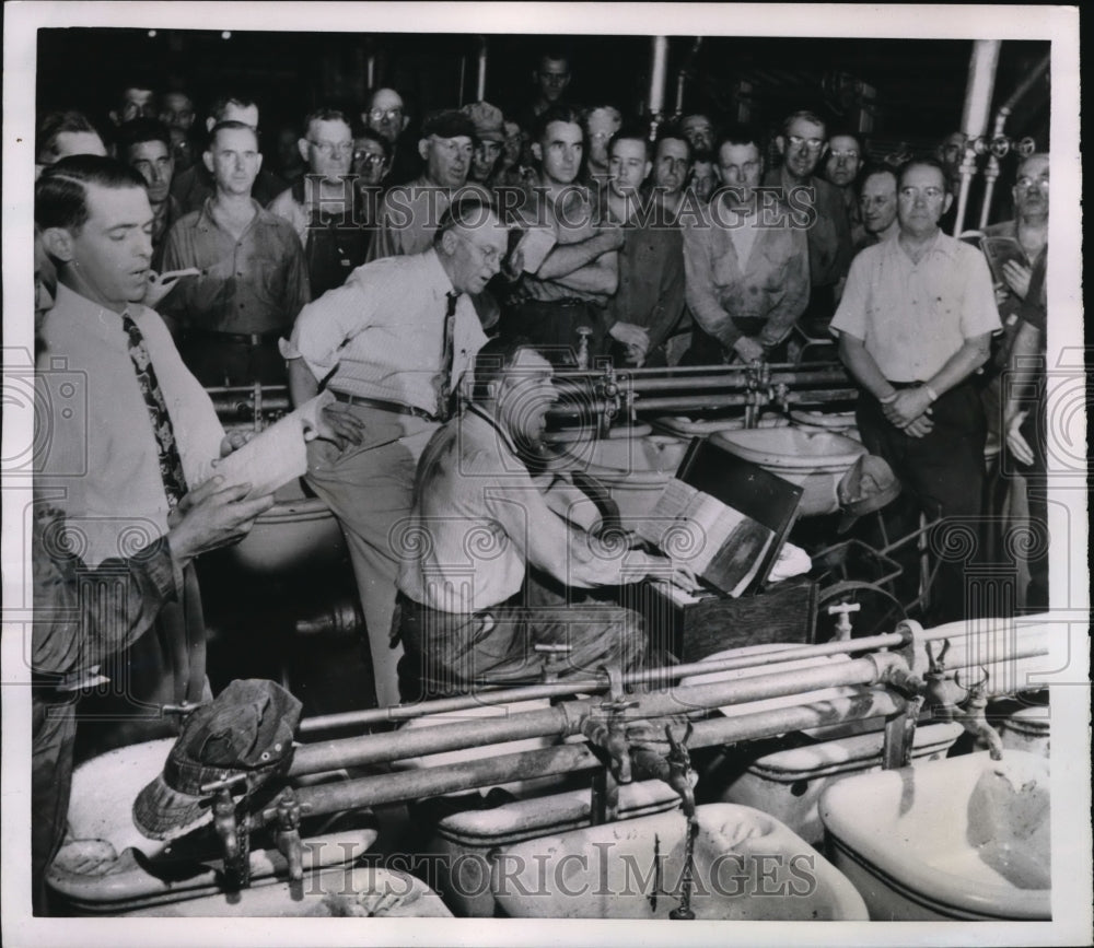 1953 Press Photo W.K. Fries Plays Organ as Louisville & Nashville Workers Sing