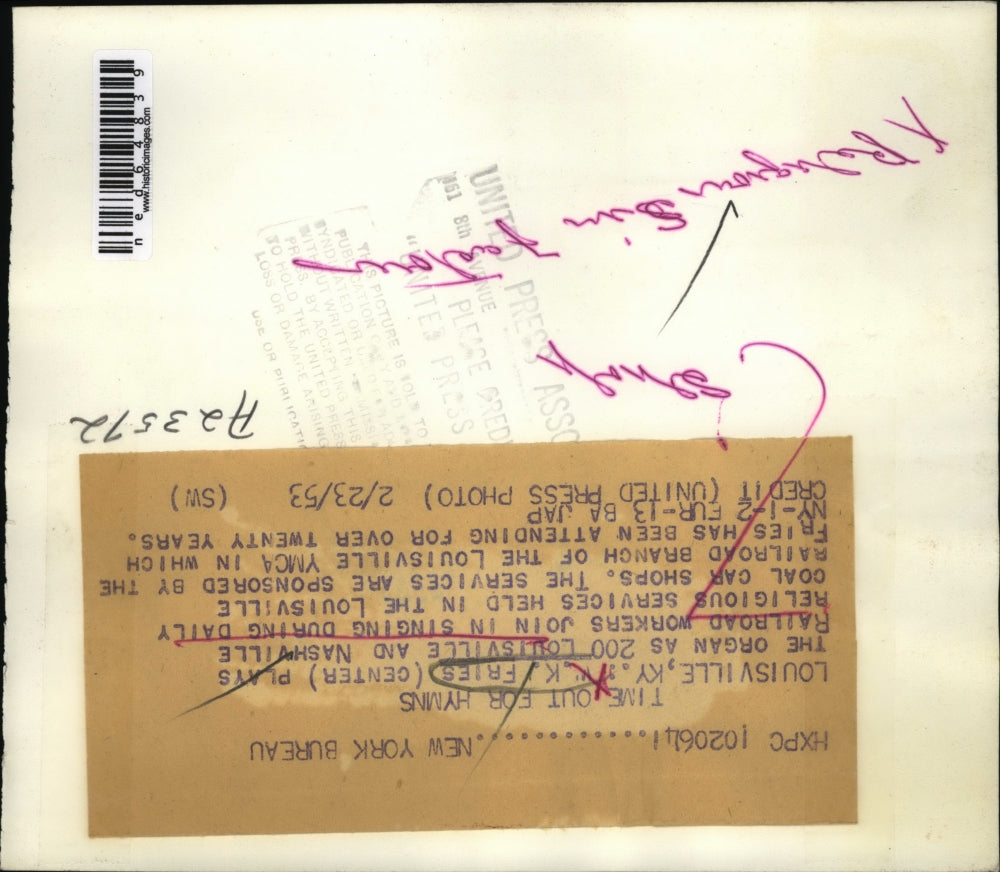 1953 Press Photo W.K. Fries Plays Organ as Louisville & Nashville Workers Sing