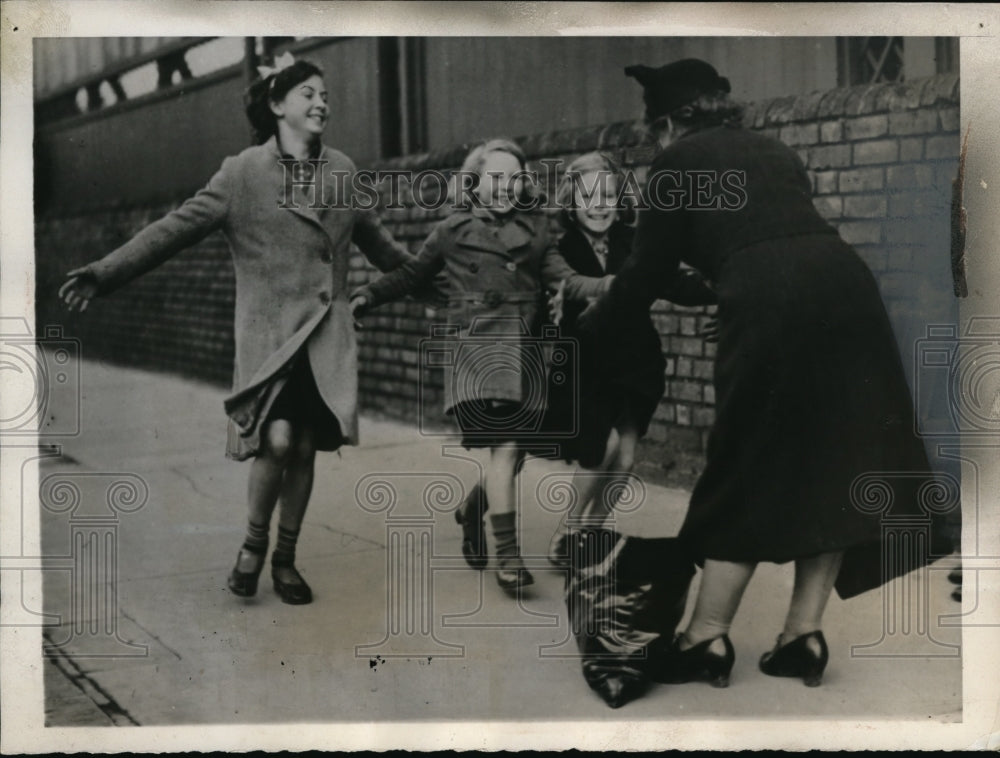 1939 Press Photo Parents Take the See The Children Excursion in Cambridge