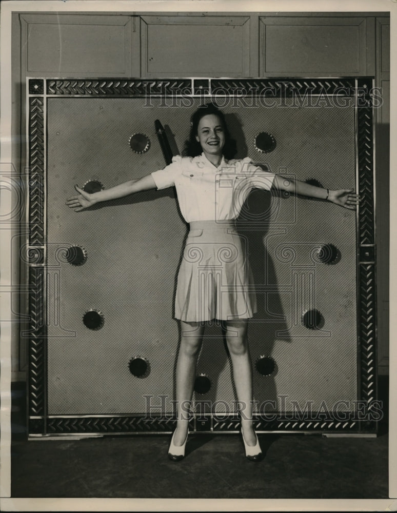 Load image into Gallery viewer, 1940 Press Photo Evelyn Lynne NBC star illustrates dimension of chiming clock
