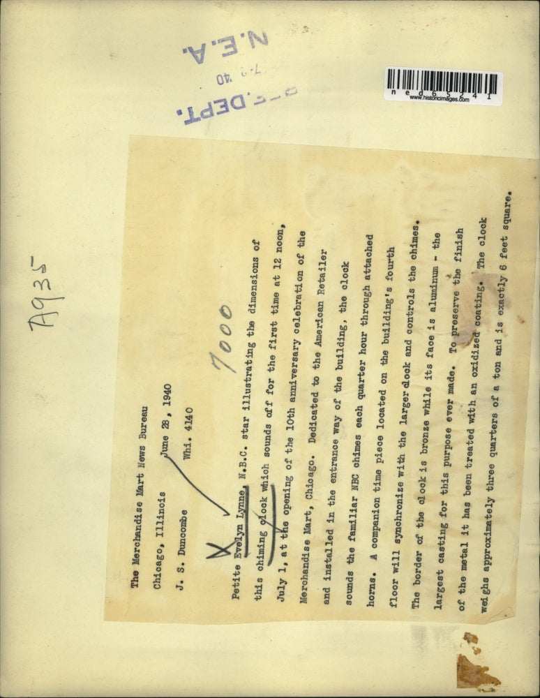 1940 Press Photo Evelyn Lynne NBC star illustrates dimension of chiming clock