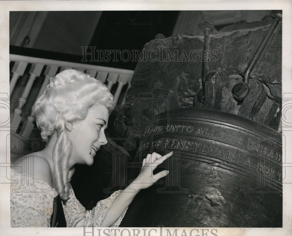 1939 Press Photo Ann Stewart Freeman points to misspelled Liberty Bell- Historic Images