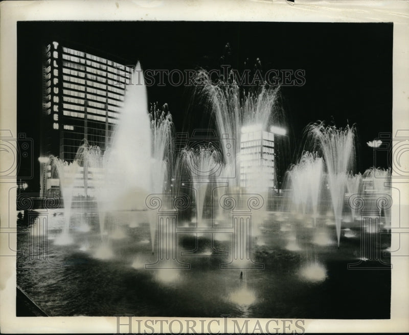 Load image into Gallery viewer, 1961 Press Photo Forty-one fountains at West Berlin, Ernst Reuter Square
