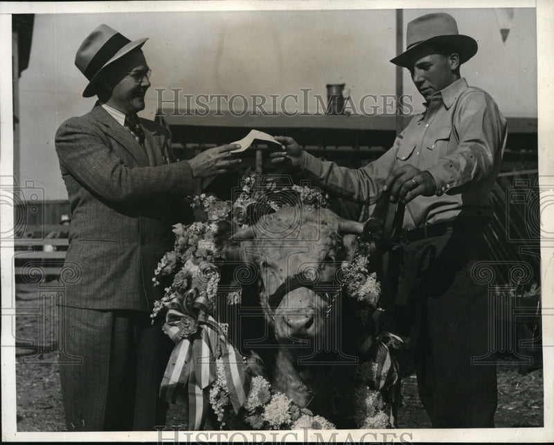 Load image into Gallery viewer, 1938 Press Photo Edward Keefe, Verl Anderson at the Great Western Livestock Show
