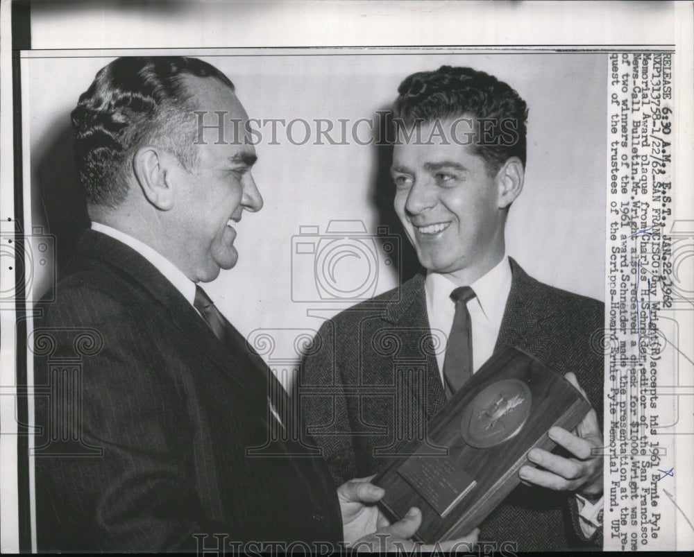 1962 Press Photo San Francisco Guy Wright accepts his Ernie Pyle Memorial Award