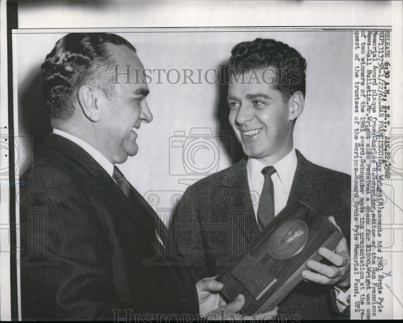 Load image into Gallery viewer, 1962 Press Photo San Francisco Guy Wright accepts his Ernie Pyle Memorial Award
