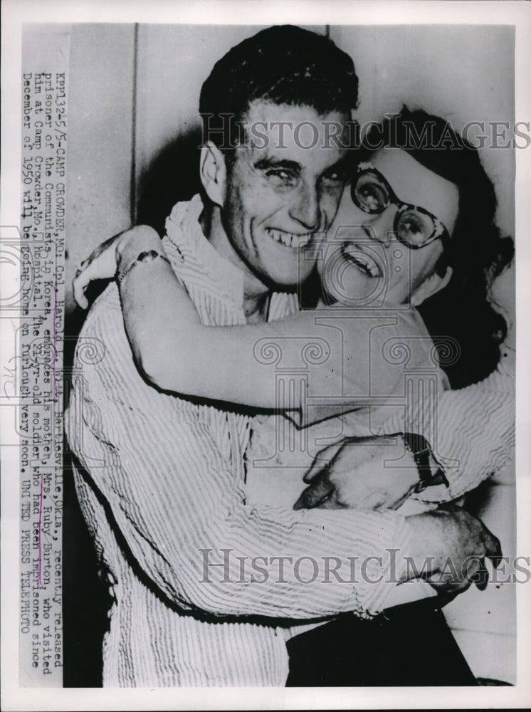 1959 Press Photo Cpl. Harold Witt and his mother, Mrs. Ruby Burton