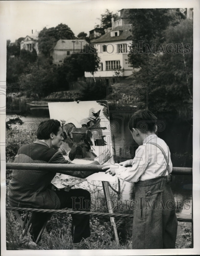 1951 Press Photo Berlin Germany A West Berlin youngster watches as this painter
