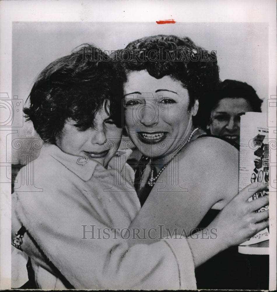 1953 Press Photo Betty Ann Moortgat reunited with mother Elizabeth - Historic Images