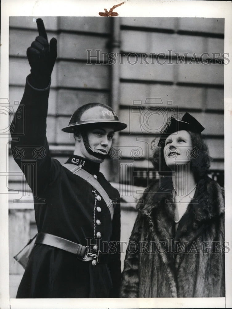 1941 Press Photo London Policeman talking to wife of US Ambassador