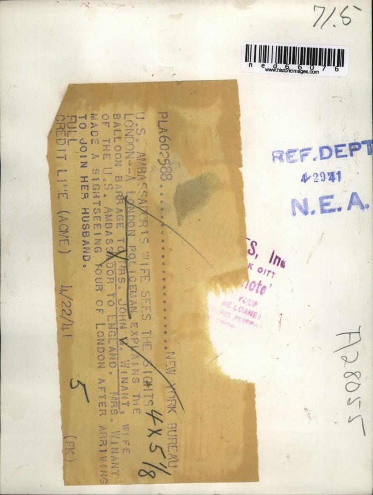 1941 Press Photo London Policeman talking to wife of US Ambassador