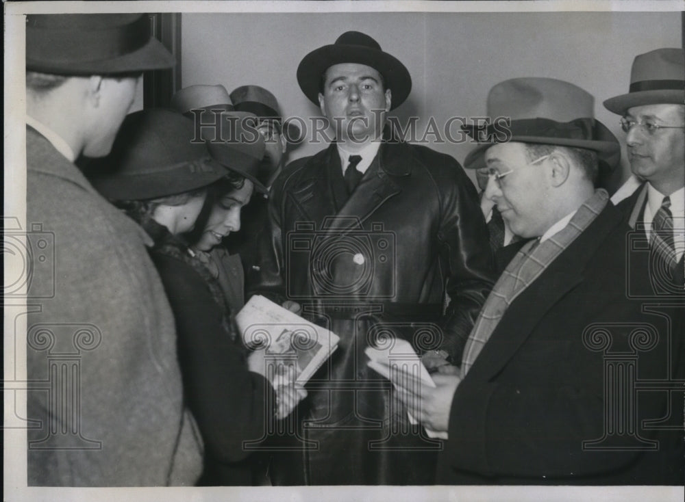 1935 Press Photo Author John Strachey Arrested by Immigration Officials Chicago