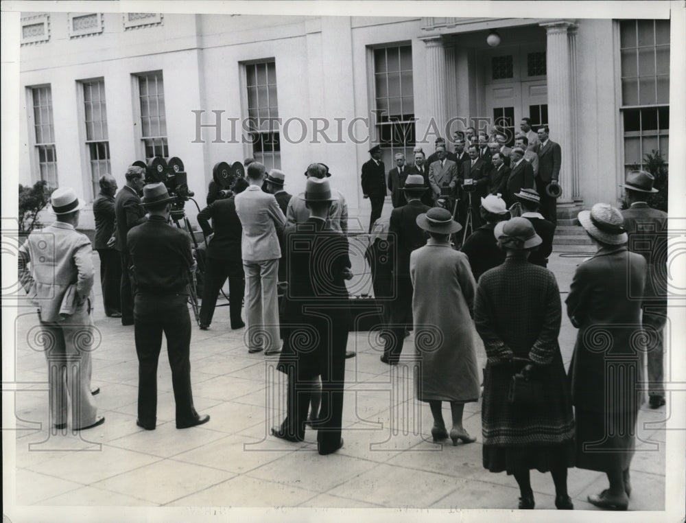 1935 Press Photo Rep Wright Patman of Tex & House Steering comm at White House