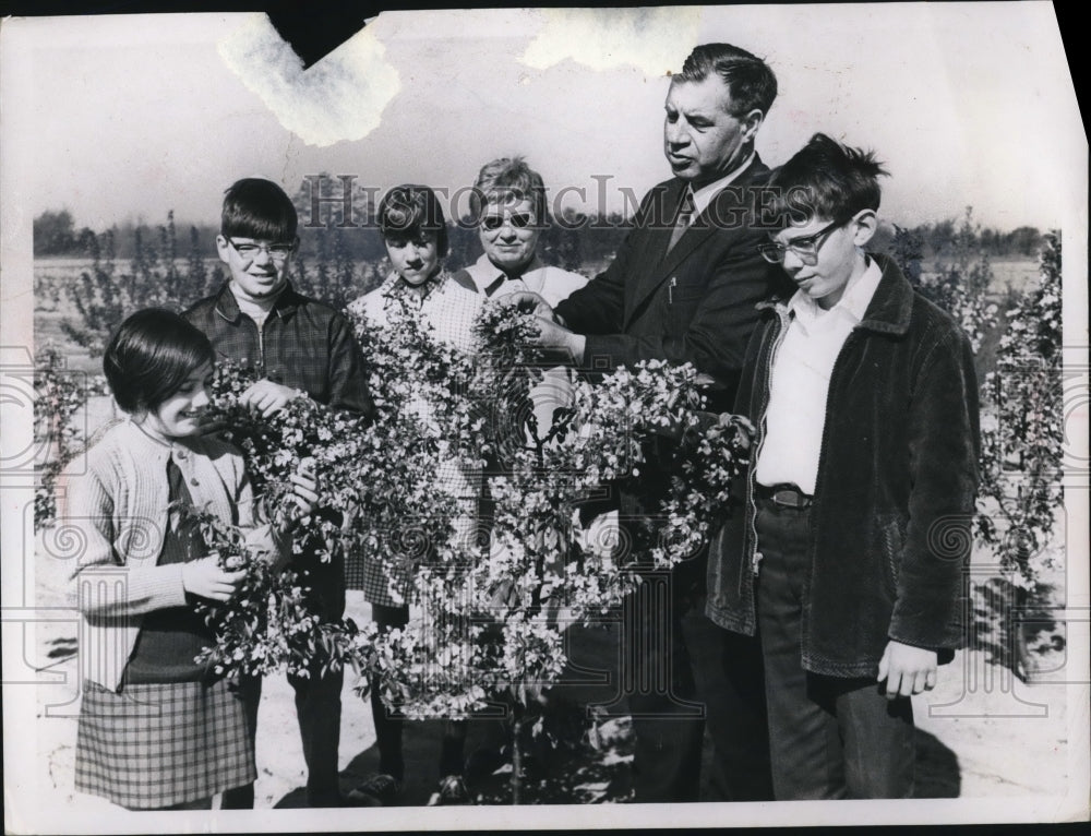 1968 Press Photo Sixth graders from Clyde C. Hadden School study conservation - Historic Images