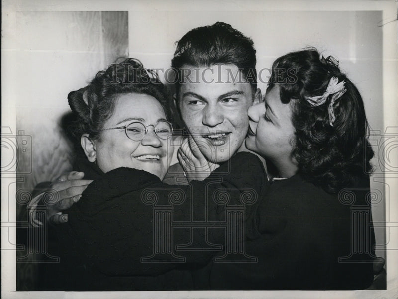Load image into Gallery viewer, 1945 Press Photo Ft Sheridan Ill Pfc Leonard Kovel, mom Mrs Lena Kovel &amp; sister
