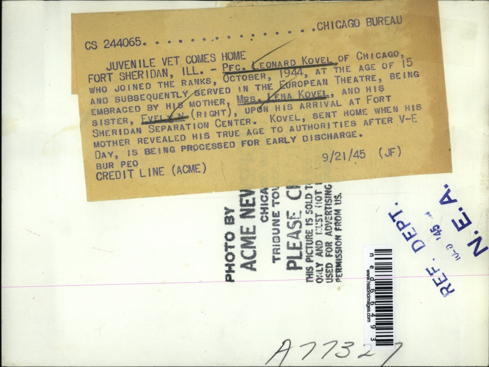 1945 Press Photo Ft Sheridan Ill Pfc Leonard Kovel, mom Mrs Lena Kovel & sister