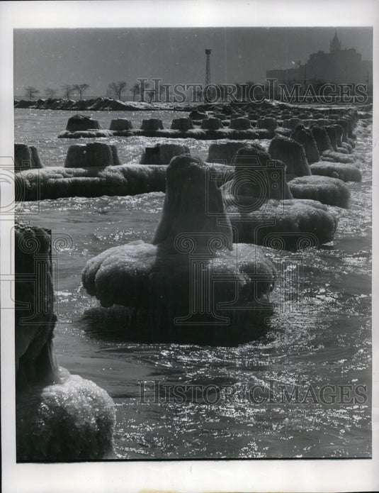 1960 Press Photo Inverted Mushroom shaped pilings alogn Chicago lakefront