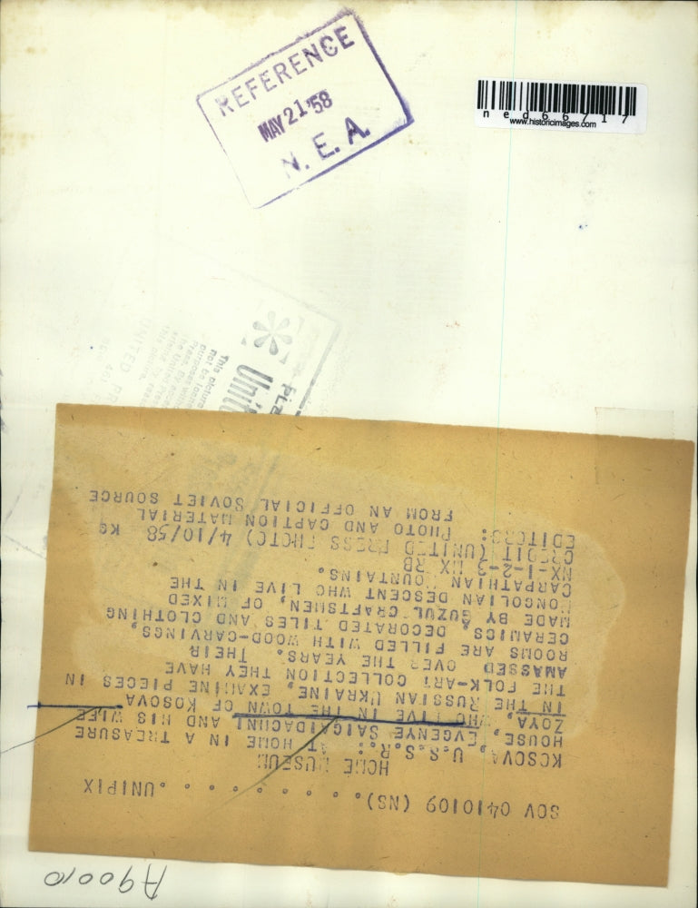 1958 Press Photo Evgenye Saigaidachni and wife at home filled with wood carvings