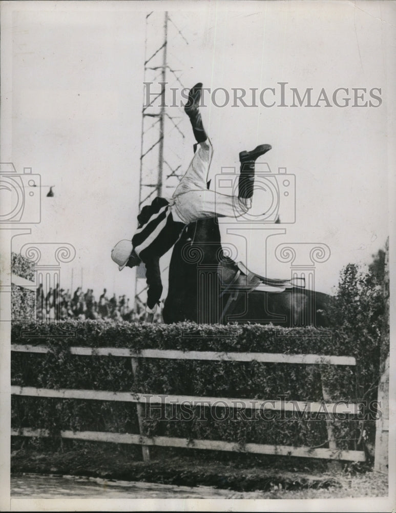 Load image into Gallery viewer, 1937 Press Photo The fence jump from a jockey at the Royal Show
