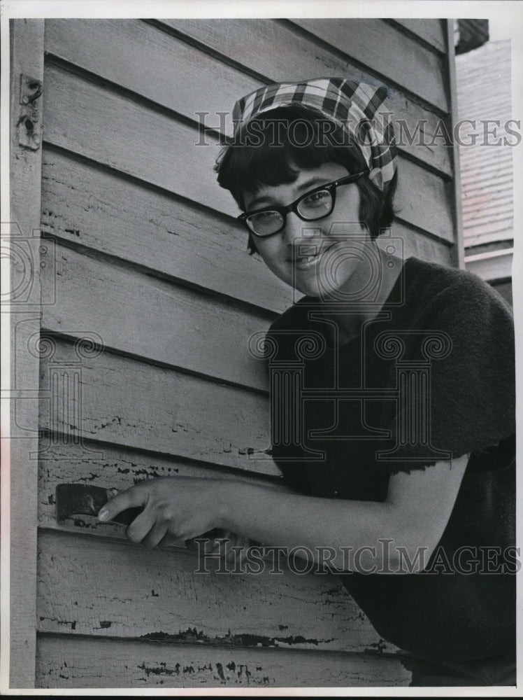 1966 Press Photo Teenager Carol Ann Archacski helps rennovate a home