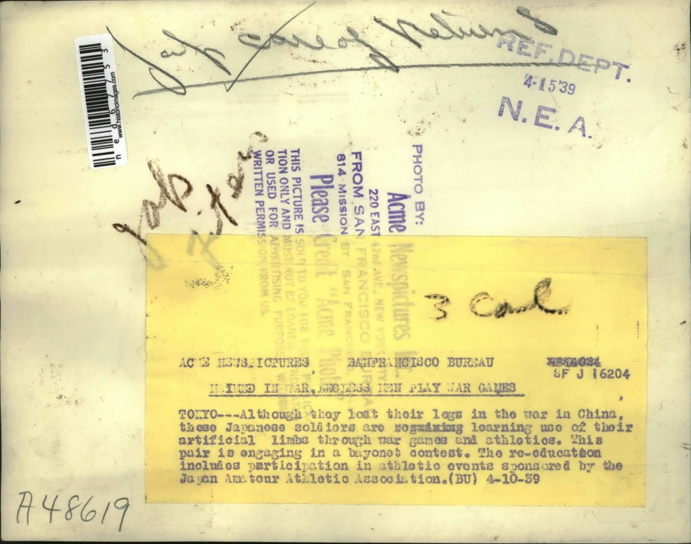 1939 Press Photo Athletes playing games after loosing their limbs in a war.