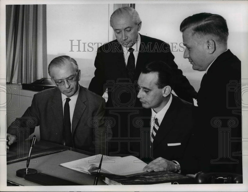 Load image into Gallery viewer, 1967 Press Photo Hans-Otto Ahrens, Dr. S. Hoffler, Dr. W. Brademann, D. Lincke
