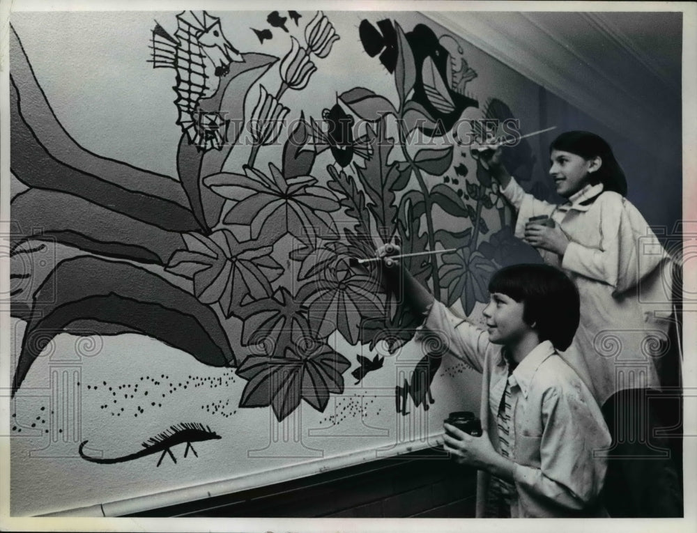 1979 Press Photo Micki Mackin's Art Class Students Make Mural On Wall