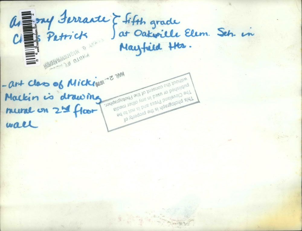 1979 Press Photo Micki Mackin's Art Class Students Make Mural On Wall