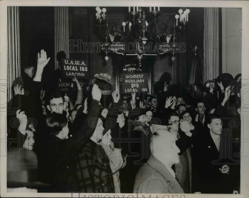Load image into Gallery viewer, 1937 Press Photo Chrysler Automotive Strike Walter P Governor's Office Lansing
