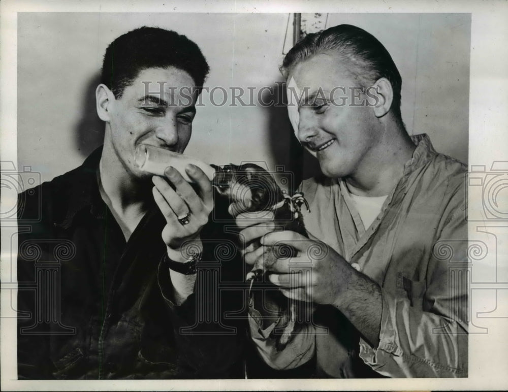 1946 Press Photo Sgt. Michael Butera and Pvt George Kahanick at the Valley Forge