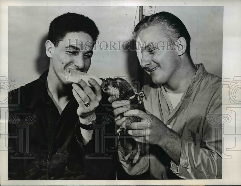Load image into Gallery viewer, 1946 Press Photo Sgt. Michael Butera and Pvt George Kahanick at the Valley Forge
