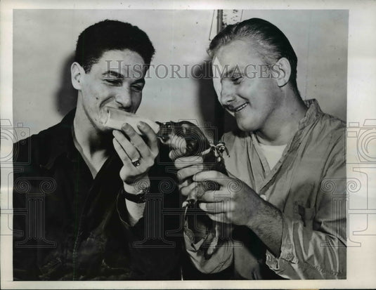 1946 Press Photo Sgt. Michael Butera and Pvt George Kahanick at the Valley Forge