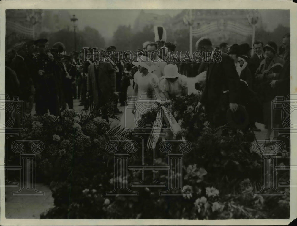 1927 Press Photo American Girls laying wreath on tomb of the unknown soldier- Historic Images
