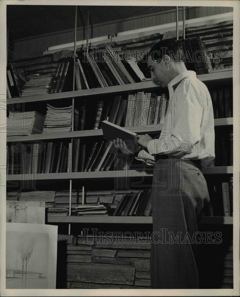 Load image into Gallery viewer, 1940 Press Photo A professor busy reading a book at a library
