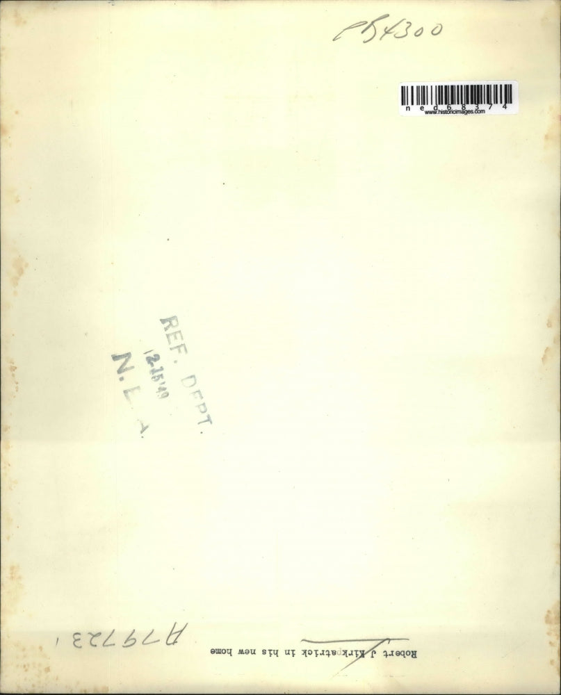 1940 Press Photo A professor busy reading a book at a library