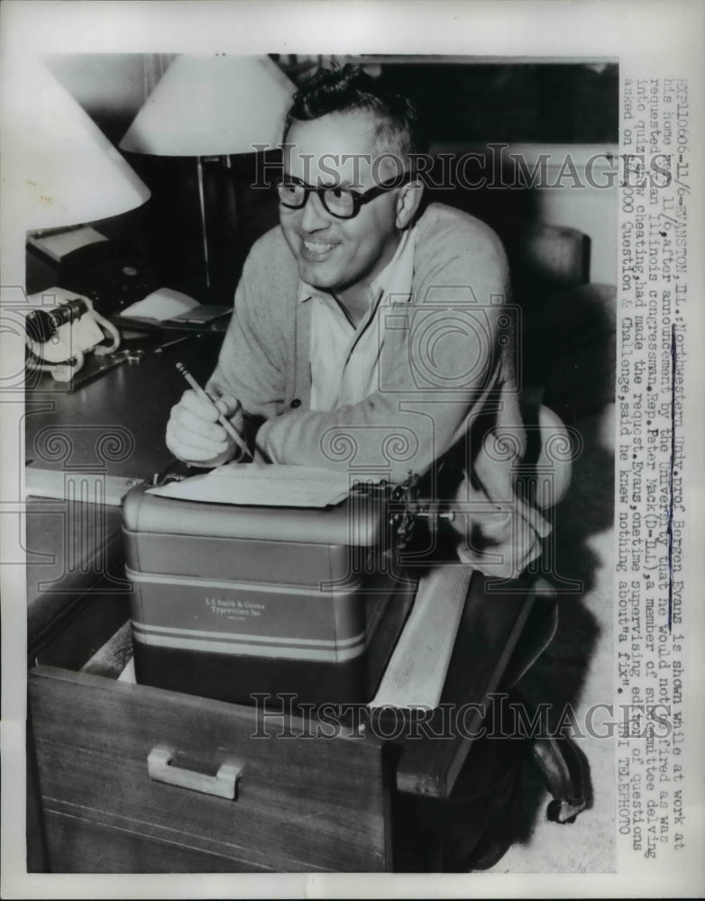 1959 Press Photo Prof.Bergen Evans,Northwestern University,at work in his home