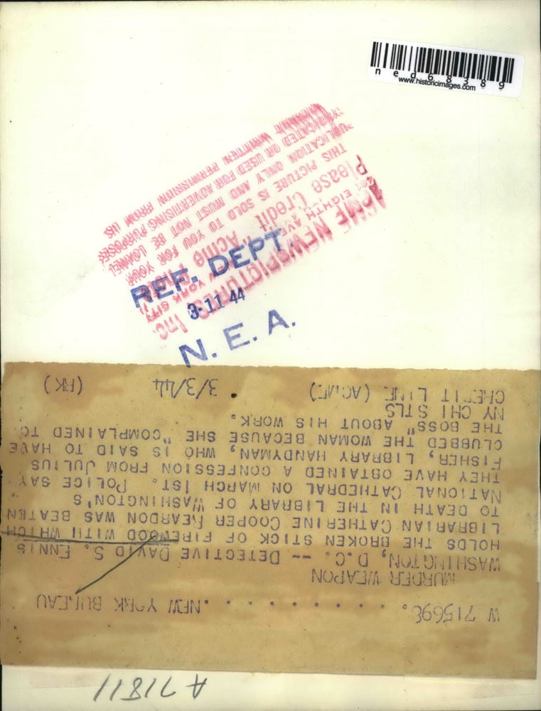 1944 Press Photo Detective David Ennis examines the evidence stick