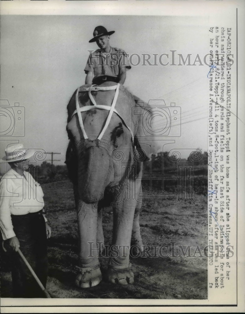 1959 Press Photo Elephant Toppi with her owner Clarence Vernon and Tim Cravens
