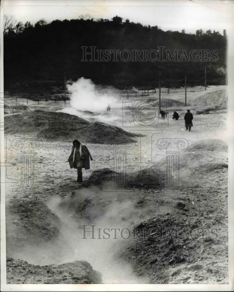 1970 Press Photo Residents of ancient seaport walk among the formed fissures