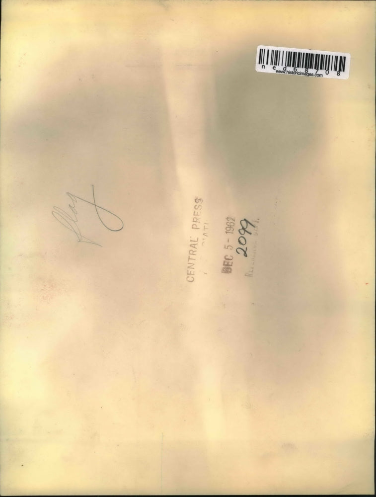 1962 Press Photo Sue O'Bryant, 18, presents the New Mexican State Flag