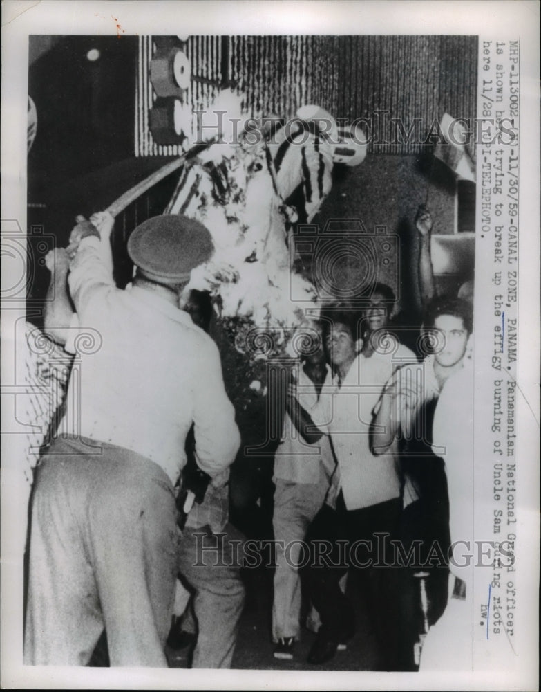 1960 Press Photo Panamaniam National Guard officer trying to break up the effigy