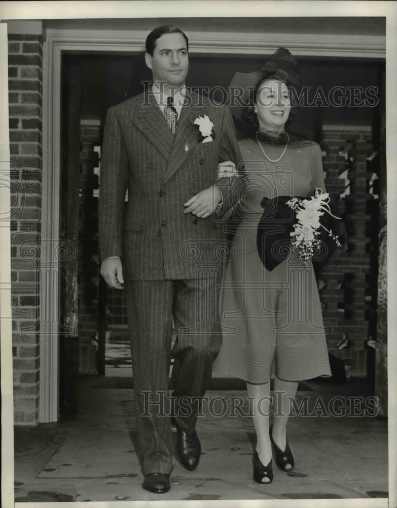 Load image into Gallery viewer, 1941 Press Photo Phoenix Ariz Hiram Edward Manvill and his bride former Mrs

