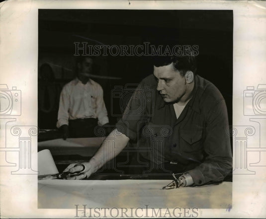 1946 Press Photo Ernest Robinson Works For Fisher Body's Disabled Vet Program- Historic Images
