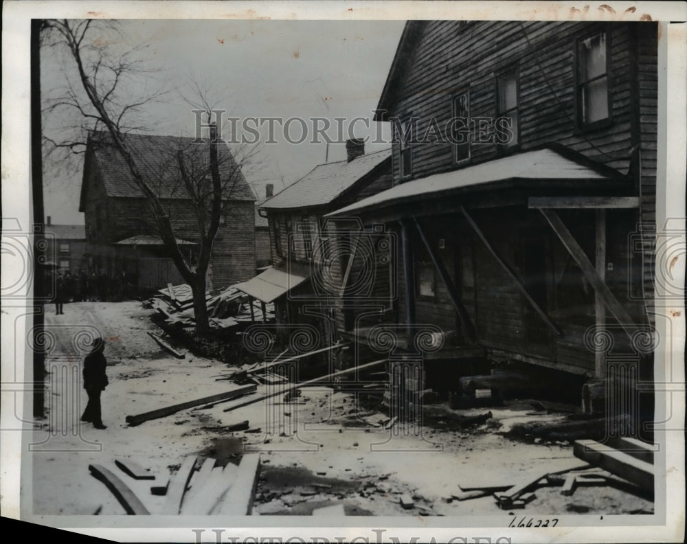 1942 Press Photo Houses caved in from mining town in Pittston, Pa settled over
