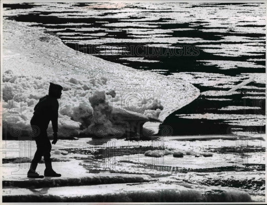 1965 Press Photo Ice on Rocky River & a boy walking on it- Historic Images