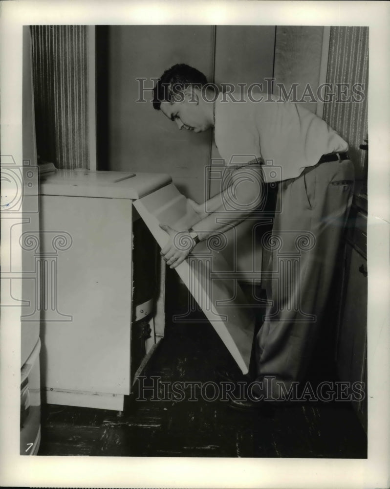 Load image into Gallery viewer, 1958 Press Photo Sound conditioning washer in 15 minutes for $2.
