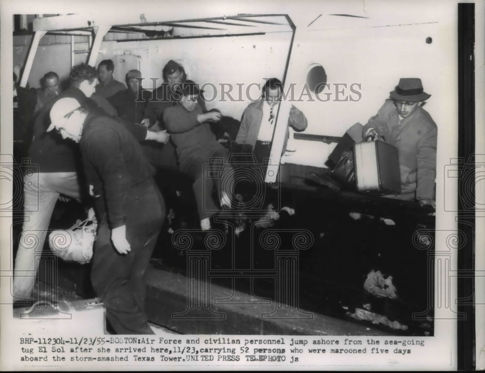 1955 Press Photo of Air Force and civilian personnel jump ashore